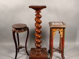 trois meubles, à savoir une table, un tabouret et une table d'appoint