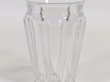un vase en verre transparent contenant une petite bougie