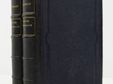 deux livres noirs posés l'un sur l'autre sur une surface blanche