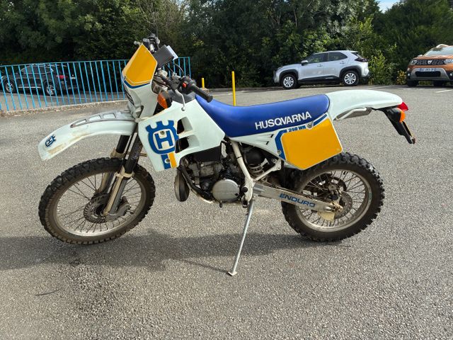 Moto enduro HUSQVARNA 2A-240 WR, immatriculée 5439-MQ-23, 1ère mi