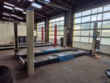 un grand garage contenant beaucoup de matériel