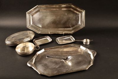 beaucoup d'objets en argent posés sur une table