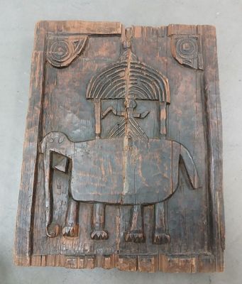 des sculptures représentant un cheval et un oiseau sur une plaque en bois