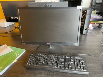 un ordinateur de bureau posé sur une table avec un clavier et une souris
