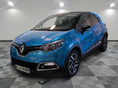 la voiture bleue est garée sur le sol en damier d'un garage