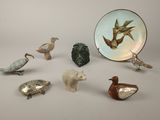 une assiette sur laquelle sont représentés des animaux et des oiseaux