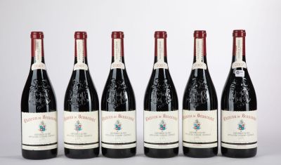 six bouteilles de vin alignées sur une table