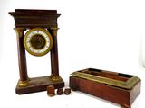 une horloge et une boîte posées l'une à côté de l'autre