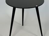 une table noire à deux pieds avec un plateau noir