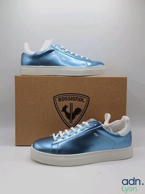 baskets en cuir bleu pour homme, avec des lacets blancs et une boîte