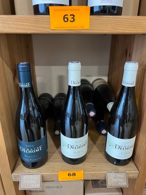 plusieurs bouteilles de vin se trouvent sur une étagère dans un magasin