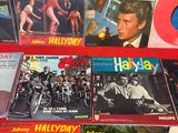 un lot de disques vinyles exposés sur une table