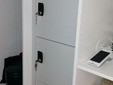 une armoire blanche munie d'une porte et d'étagères à l'intérieur