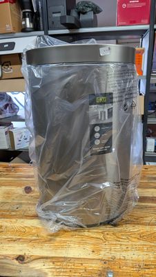 un sac en plastique posé sur une table en bois