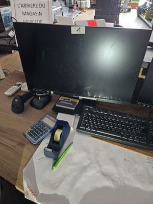 Poste informatique comprenant deux écrans IIYAMA, une imprimante ...