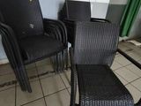 quatre chaises assises sur un sol carrelé devant une fenêtre