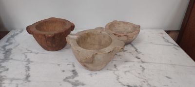 trois bols en bois posés sur une table en marbre