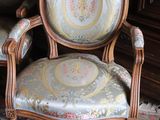 two chairs that are sitting on a rug in a room