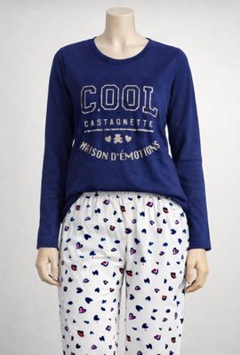 La femme porte un pyjama et un t-shirt bleu.