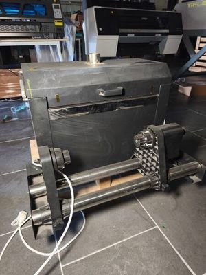une machine posée sur le sol de la pièce
