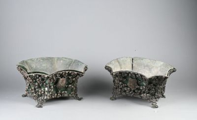 paire de bols plaqués argent ornés de motifs verts et blancs