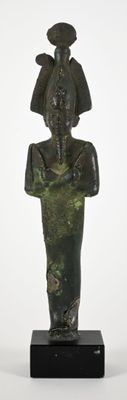 an image of a statue of a man with a hat on it ' s head
