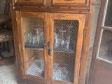 une armoire en bois avec une porte vitrée et une porte vitrée