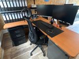 un bureau équipé de deux écrans et d'un clavier
