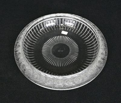 une plaque de verre transparent ornée d'un motif circulaire