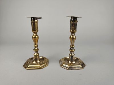 Paire de bougeoirs en bronze anciennement argenté reposant s…