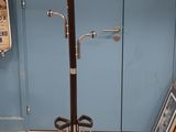 un porte-manteaux avec une tringle à vêtements dans un coin de la pièce