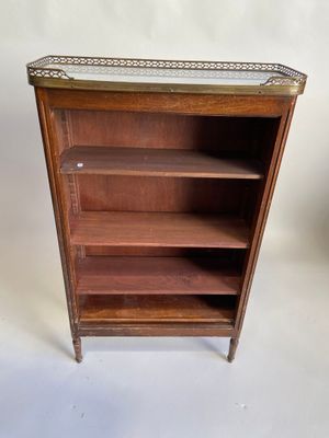 une bibliothèque ancienne en bois, dotée d'un plateau en verre et d'étagères