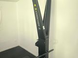 une photo d'un appareil de musculation dans une salle