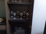 un meuble sur lequel sont posés des verres à vin, dans une pièce
