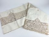 deux morceaux de dentelle sont posés sur une surface blanche