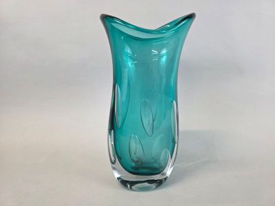MURANO, attribué à Grand vase en verre soufflé teinté vert à…