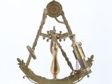 une photo d'une lampe de table en laiton sur laquelle est posé un compas