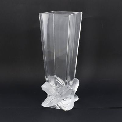 un vase en verre transparent orné d'une fleur