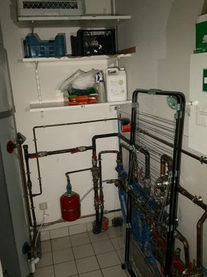 une pièce équipée d'un réfrigérateur, d'un réfrigérateur-congélateur et d'une borne d'incendie