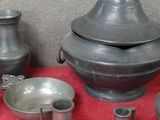 une nappe rouge sur laquelle sont disposés de nombreux objets en argent
