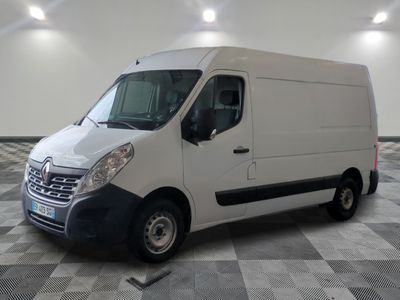 la photo d'une camionnette blanche garée dans une pièce