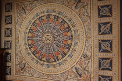 une photo d'une tapisserie accrochée au mur d'une pièce