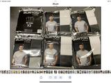 une photo montrant un tas de sous-vêtements pour hommes posés sur une étagère