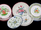 many plates that have different designs on them