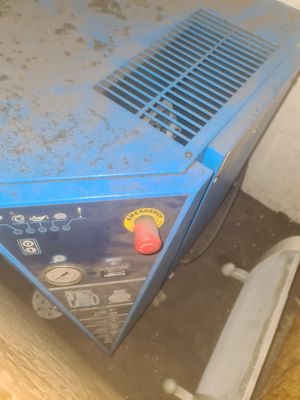 Compresseur DEVILBISS, Type B7000/LN/HP10 et sa cuve (coffra… - Photo 1