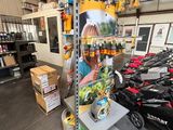 de nombreuses motos et scooters dans un grand entrepôt