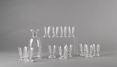 beaucoup de verres et une carafe sur la table