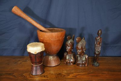 AFRIQUE Ensemble d'objets en bois sculpté comprenant :