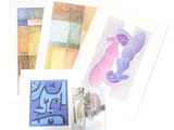 quatre cartes présentant des motifs différents, posées sur une surface blanche