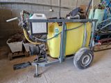 un chariot sur lequel est posé un réservoir jaune, dans un garage